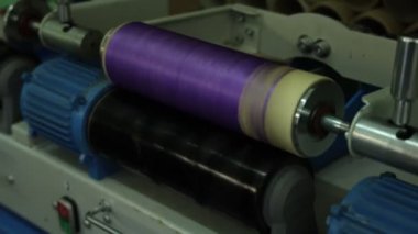 Tekstil fabrikasında örgü makineleri. Yuvarlak örgü makinelerinin makara ipliklerle endüstriyel kurulumu. Tekstil örgü teknolojisi kavramı