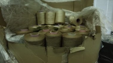 Tekstil fabrikasında örgü makineleri. Yuvarlak örgü makinelerinin makara ipliklerle endüstriyel kurulumu. Tekstil örgü teknolojisi kavramı