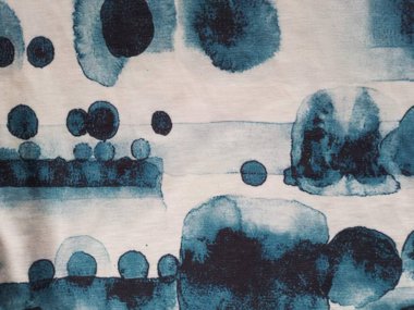 Soyut kravat boyası lekeleri olan mavi ve beyaz arkaplan