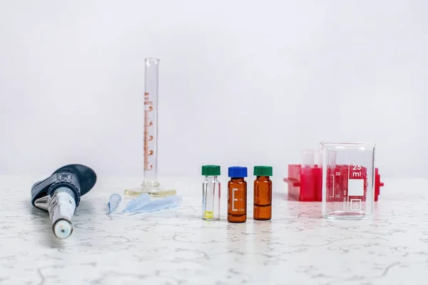 Tıbbi Bilimsel Laboratuvar Ekipmanları Beher Silindir Pipet Sıvılar Şişe Ampul — Stok fotoğraf