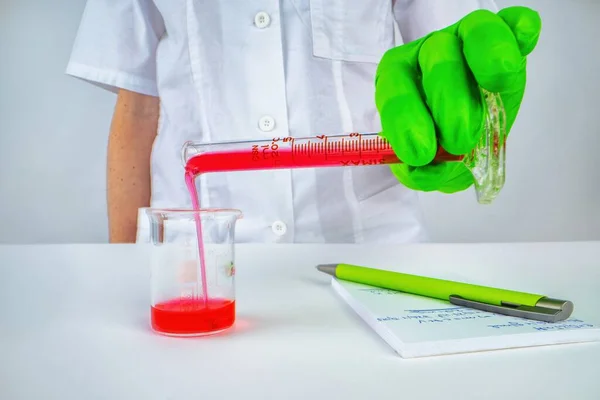 Bilim Adamı Bir Doktor Deney Tüpünden Laboratuardaki Bir Deney Şişesine — Stok fotoğraf