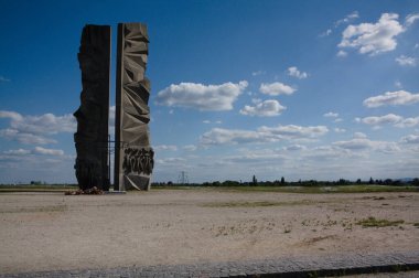 Wroclawiu 'daki Oporow Tepesi' ndeki Polonya Askeri Anıtı İkinci Dünya Savaşı 'nın Polonyalı askerlerine ve muhalif kampın esirlerine adanmıştır..