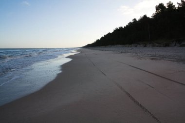 Sabahın erken saatlerinde Baltık kıyısı. Batı yakası manzarası, Katy Rybackie köyü ve Gdansk yakınları..