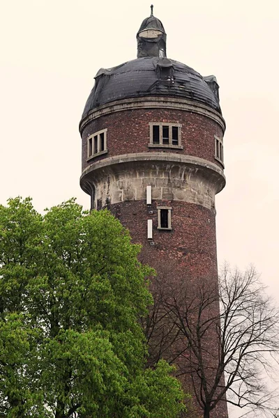 ポーランド ウィトコヴィツェの歴史的なネオ バロック様式の水の塔 — ストック写真