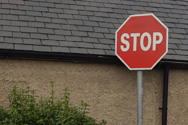 Útjelző Stop Szimbólum Ház Mellett Áll — Stock Fotó