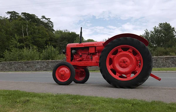 Tractor Het Veld Rode Kleur — Stockfoto