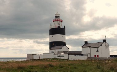 Kanca Kafa Şirketi 'ndeki deniz feneri İrlanda' nın en eskilerini ve dünyanın en eskilerinden birini çıkardı..