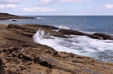 County Wexford 'un güneyindeki Kelt Denizi' nin kayalık kıyısı..