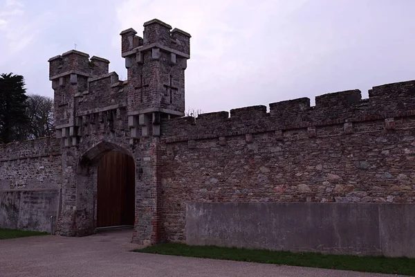 Kasteel Poort Met Stenen Muur Twee Torens Ierland — Stockfoto