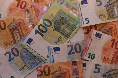 Avro banknotları, çoğu Avrupa Birliği ülkesinde bir ödeme aracı.