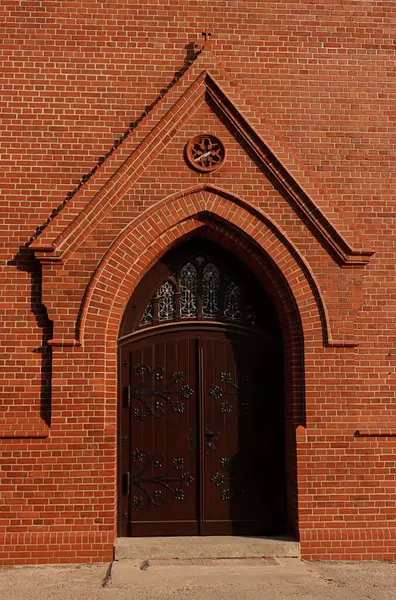 Eski kilise, ana kapı, Swietochlowice 'deki Evanjelik-Augsburg Kulesi, Silezya, Polonya, 1901' de inşa edilmiş.