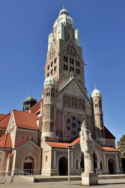 Katolik Kilisesi Neo-Romanesk tarzında Yukarı Silezya, Nowy Bytom, Polonya.