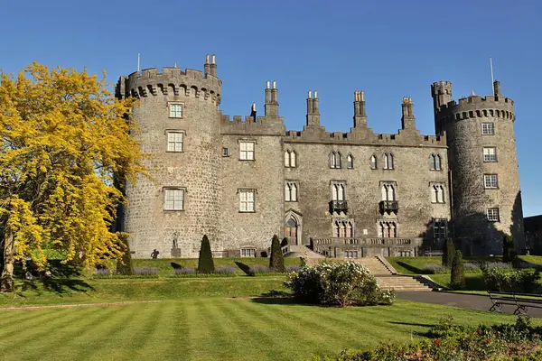 Kilkenny İrlanda 'daki eski şatoya giriş.