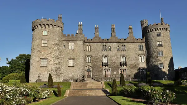 Kilkenny İrlanda 'daki eski şatoya giriş.