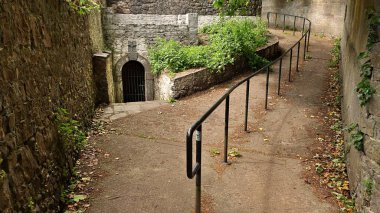 Kilkenny Şatosu İrlanda 'nın arkasındaki patikadan yürü