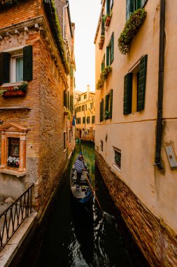 Venedik, İtalya - Ekim 2022: Venedik 'te karakteristik kanaldan geçerken Gondol