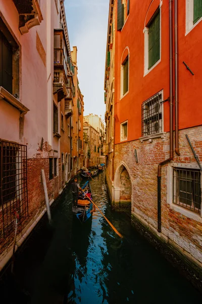 Venice Italy October 2022 Gondolas Sail Venice Characteristic Canal — Stock Photo, Image