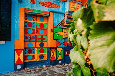 Burano, İtalya - Ekim 2022: Burano adasındaki en renkli ev