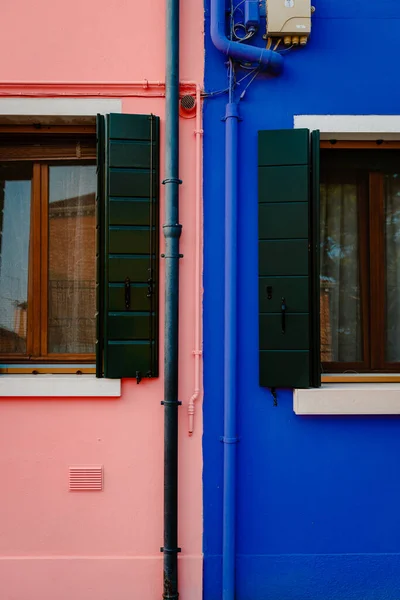 Burano Italië Oktober 2022 Detail Van Huizen Roze Blauw Gekleurd — Stockfoto