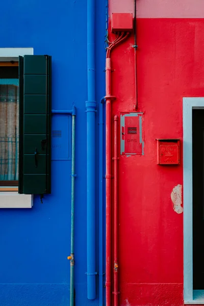 Burano Włochy Październik 2022 Szczegóły Dotyczące Domów Kolorze Niebieskim Czerwonym — Zdjęcie stockowe