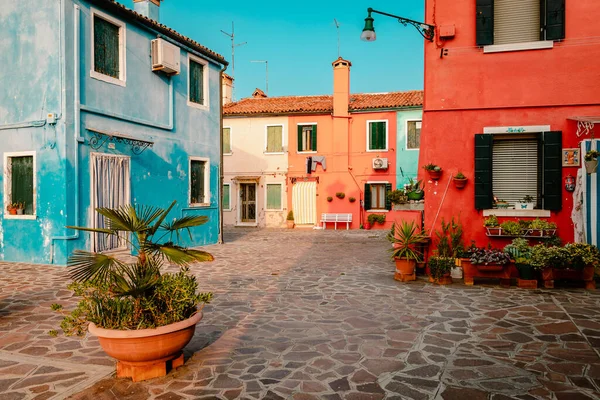 Burano Włochy Październik 2022 Plac Burano Charakterystycznymi Domami Kolorowe Domy — Zdjęcie stockowe