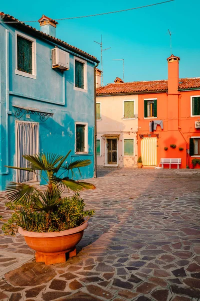 Burano Włochy Październik 2022 Plac Burano Charakterystycznymi Domami Kolorowe Domy — Zdjęcie stockowe