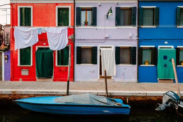 Burano Italy October 2022 Colorful Houses Front Canal Characteristic Hanging — Stock Photo, Image