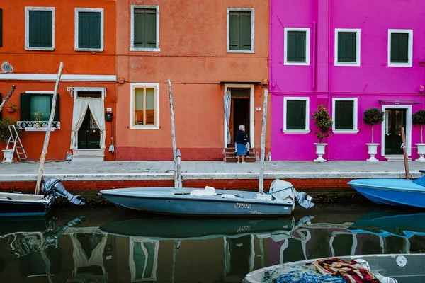 Burano Italy October 2022 Elderly People Front Typical Canal Front — Stock Photo, Image