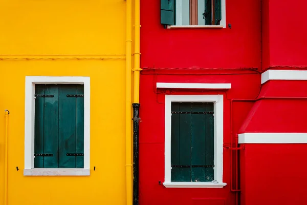 Burano Włochy Październik 2022 Fasada Domów Kolorze Żółtym Czerwonym Oknami — Zdjęcie stockowe