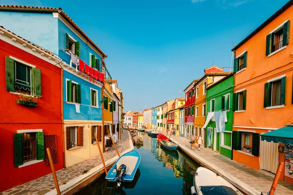 Burano Italy October 2022 Canal Boats Characteristic Colorful Houses Burano — Stock Photo, Image