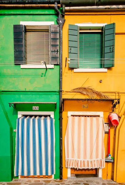 Burano Włochy Październik 2022 Fasada Zewnętrzna Domów Kolorze Zielonym Żółtym — Zdjęcie stockowe