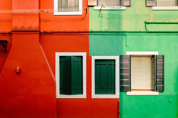 Burano Włochy Październik 2022 Fasada Zewnętrzna Oknami Domów Kolorze Czerwonym — Zdjęcie stockowe