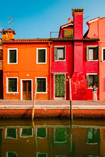 Burano Italien Oktober 2022 Typiska Röda Och Orange Hus Framför — Stockfoto