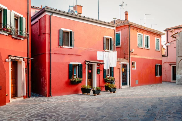 Burano Olaszország 2022 Október Tipikus Vörös Burano Lakások Kendővel — Stock Fotó