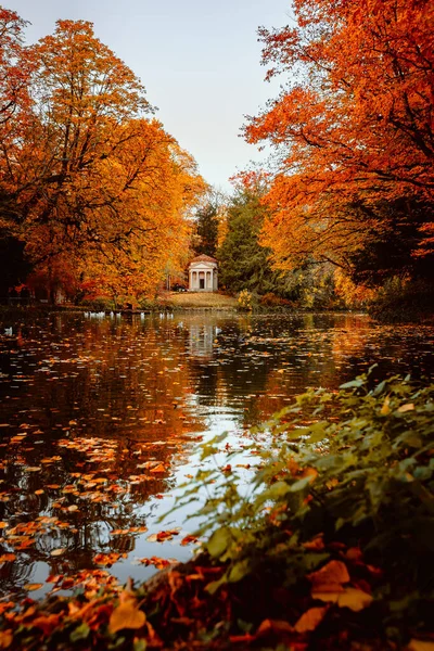 イタリア モンツァ 2022年11月 紅葉の時期に紅葉に覆われた湖の上の小さな寺院 — ストック写真