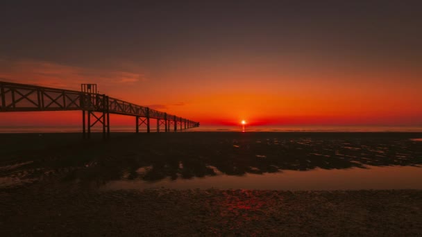 Wschód Słońca Nad Morzem Pomostem Plażowym Timelpase — Wideo stockowe