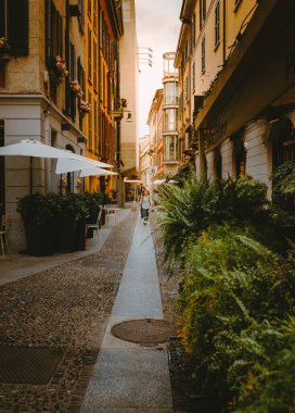 Milano, İtalya - Mart 2023: Milano 'nun Brera ilçesinin sokaklarında yürüyen insanlar