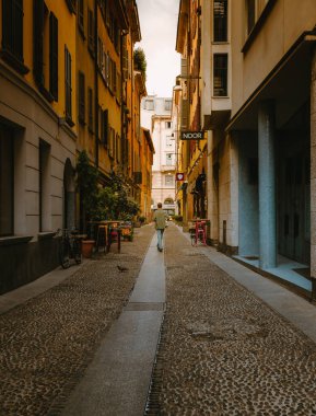 Milano, İtalya - Mart 2023: Milano 'nun Brera bölgesinde sokakta yürüyen adam