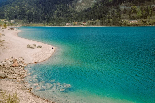 Molveno Itália Julho 2023 Pessoa Sentada Margem Lago Molveno — Fotografia de Stock
