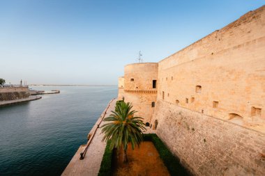 Taranto, İtalya - Temmuz 2023: Taranto Kalesi 'nin bir bölümü