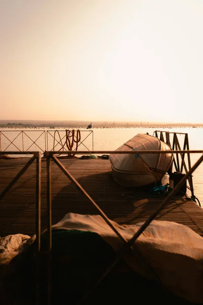 Taranto Ιταλία Ιούλιος 2023 Ξύλινο Πλαίσιο Ψαράδων Γλάρο Κάθεται Κοιτάζοντας — Φωτογραφία Αρχείου