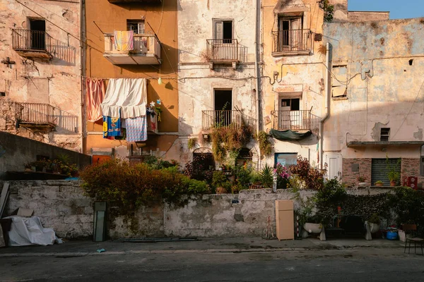 Taranto Italien Juli 2023 Fassade Verfallender Sozialwohnungen — Stockfoto