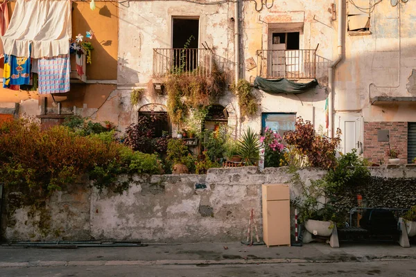 Таранто Италия Июль 2023 Года Фасад Разрушающегося Государственного Жилья — стоковое фото