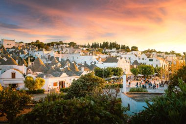 Alberobello, İtalya - 27 Temmuz 2023: Günbatımında Alberobello 'nun tarihi merkezinin görüntüsü