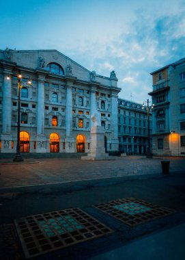 Milano, İtalya - Eylül 2023: Milano 'da Maurizio Cattelan' ın mermer heykeli ile Piazza Affari