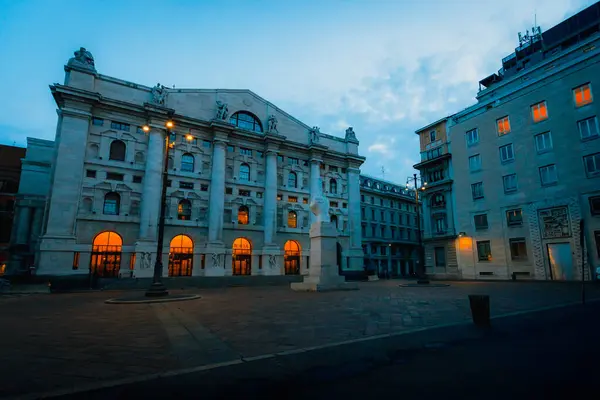 Milan, İtalya - Eylül 2023: Milano 'daki Piazza Affari' nin şafak vakti İtalyan Borsası önünde Maurizio Cattelan 'ın mermer heykeliyle geniş açılı görüntüsü