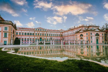 Monza, İtalya - 12 Kasım 2023: Villa Reale Monza 'daki çeşmesine yansıdı.