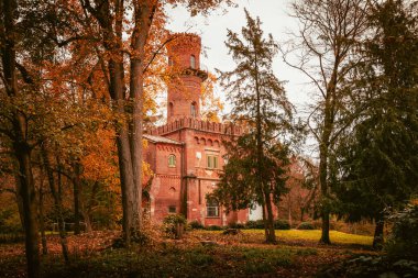 Monza, İtalya - 12 Kasım 2023: Yeşillik döneminde sonbaharda Monza parkındaki antik bina