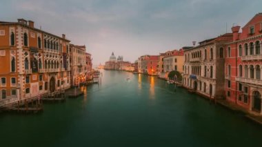 Venedik 'teki Accademia Köprüsü' nden gelen bulutlu gökyüzü ile birlikte gün doğumu zamanı.