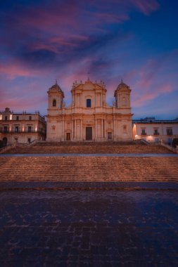 Noto, İtalya - 13 Mart 2022: San Nicol Katedrali, geceleri Sicilya 'nın Noto kentindeki en önemli Katolik ibadethanesidir.